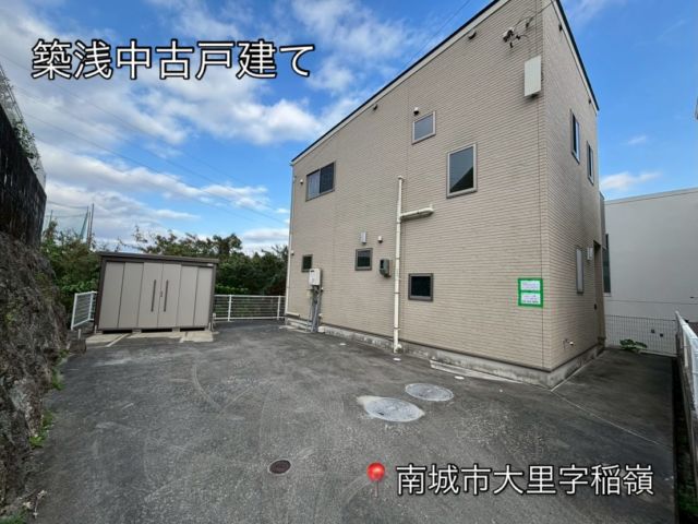 .
🏠築浅中古戸建て🏠

📍南城市大里字稲嶺　3LDK

車・バイク、アウトドア、季節ごとのイベントが好きな方必見です👀‼️
4台駐車可能な駐車スペースと、屋外物置がある物件です🎶
車用品や洗車道具、アウトドア用品や季節用品を保管するには場所を取ってしまいますし、毎回家の中から車まで運ぶのは大変ですよね💦汚れや匂い等気になるものもあるかと思います🥺
それに対して、屋外物置は車や外作業の動線上にあるので、物の出し入れが楽で室内の収納不足も解消できます！

また、室内は全居室2面採光で明るく、キッチンには備え付けの収納があるので、追加費用が抑えられます！シューズボックスも大きく、靴が好きな方、家族が多い方にも嬉しいポイント🌟全身鏡があるのも良いですよね✨

そして、南風原南ICまで車で約10分🚗
イオン南城大里とサンエー八重瀬シティまでどちらも車で6分🚗
ファミリーマート大里目取真店まで徒歩8分🚶‍♀️
お仕事にもお買い物にも便利な立地です！

気になる方、内見をご希望の方、お気軽にお電話・DMお待ちしております📞📩
遅い時間のお問い合わせも対応可能🉑
土曜・日曜お問い合わせ受付中💁‍♀️

株式会社ネクサス
098-894-6886

#沖縄#南城市#家探し#不動産#ネクサス